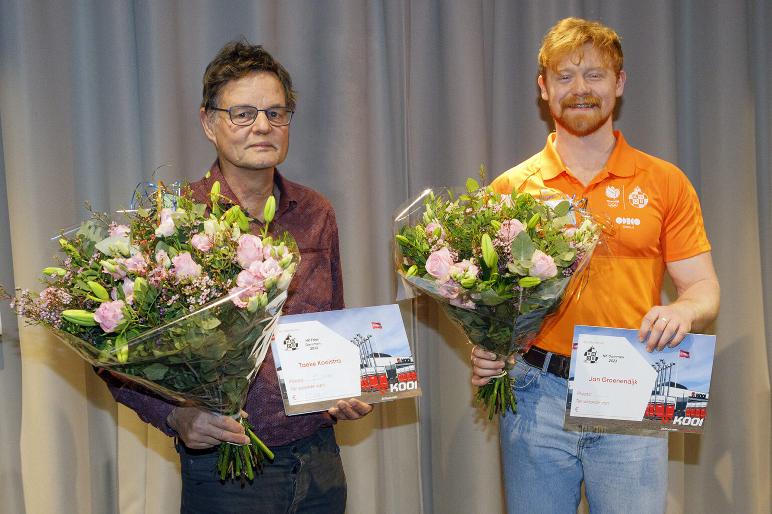 Drie op rij voor Groenendijk (rechts op de foto) bij het NK Dammen. Taeke Kooistra (links) pakt naast het NK FRYSK! ook de titel bij het NK Fries dammen. foto: G. van Dijk